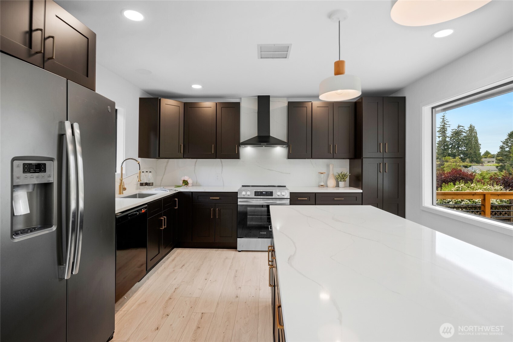 406 Center Place Everett, WA 98203 - Photo 7 of 28