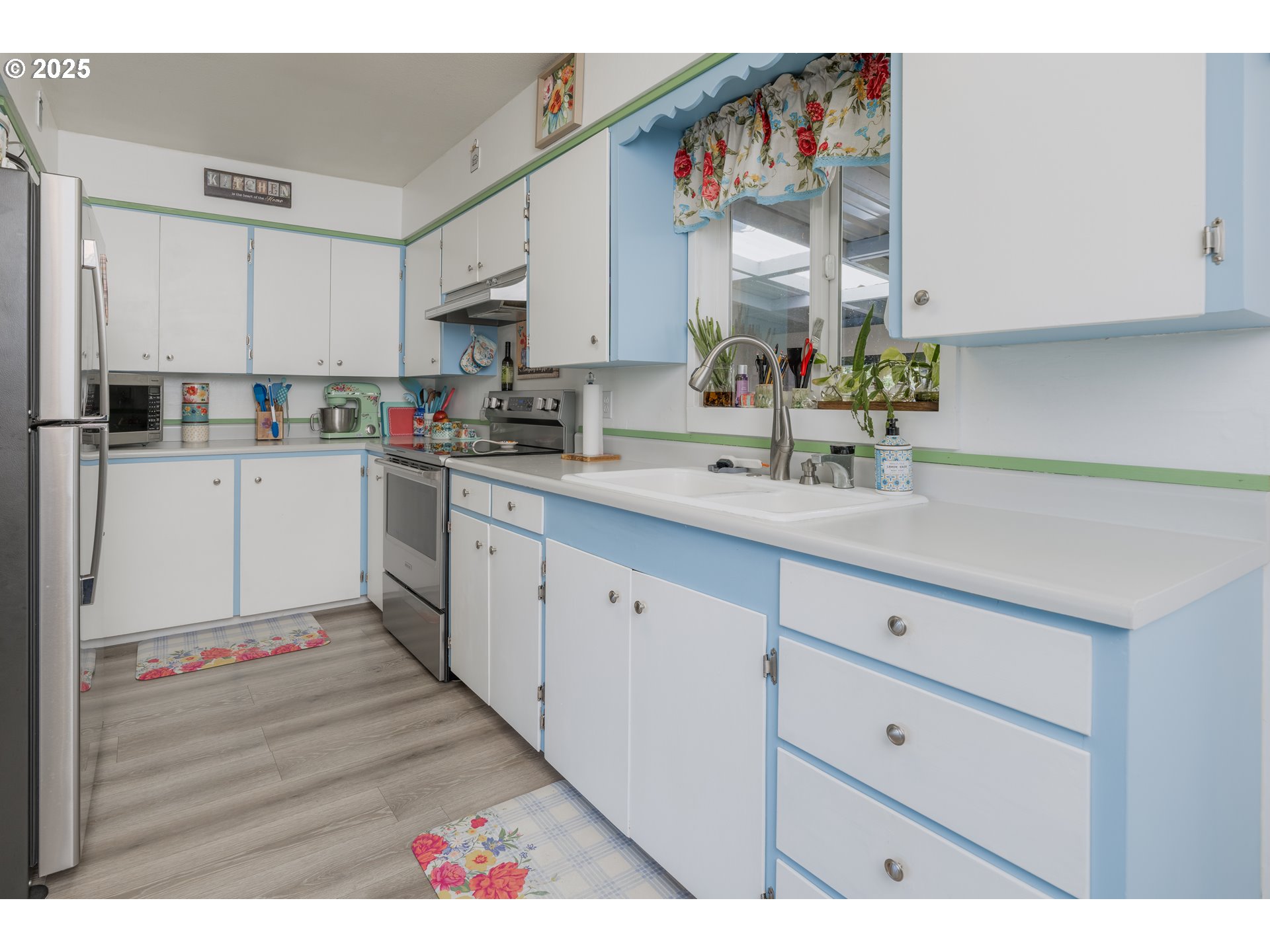 90431 Lewis Road Warrenton, OR 97146 - Photo 7 of 26 a kitchen with granite countertop white cabinets and white appliances