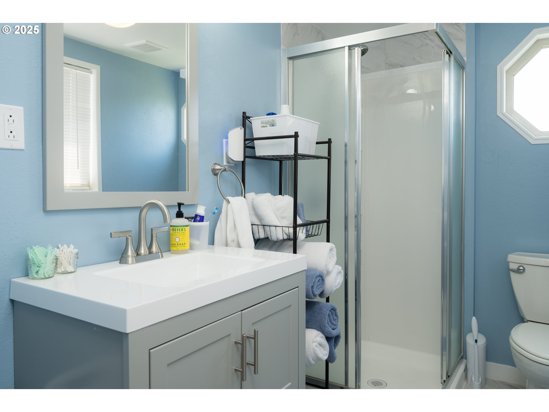 90431 Lewis Road Warrenton, OR 97146 - Photo 9 of 26 a bathroom with a sink and a mirror