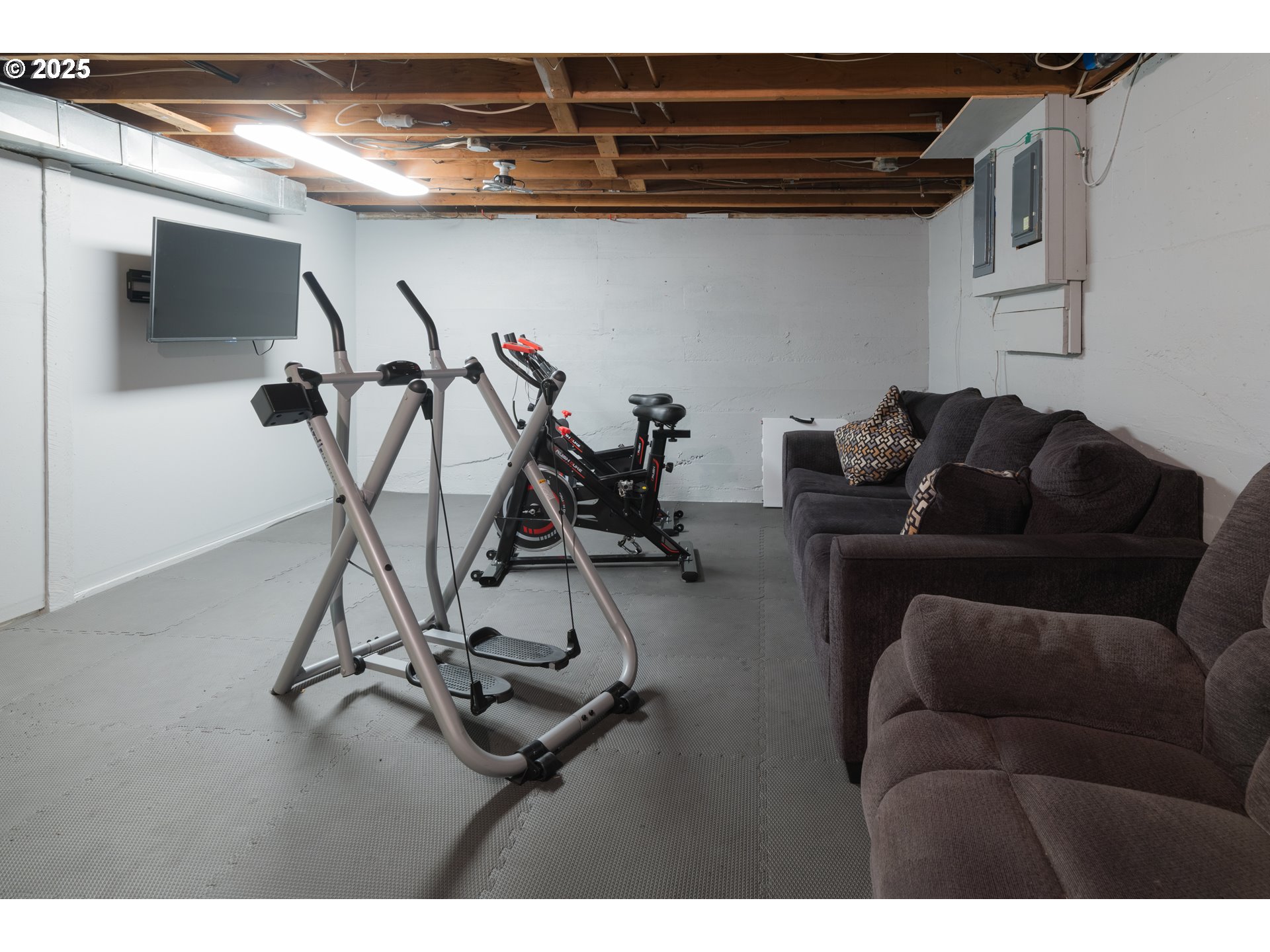 90431 Lewis Road Warrenton, OR 97146 - Photo 10 of 26 a living room with furniture