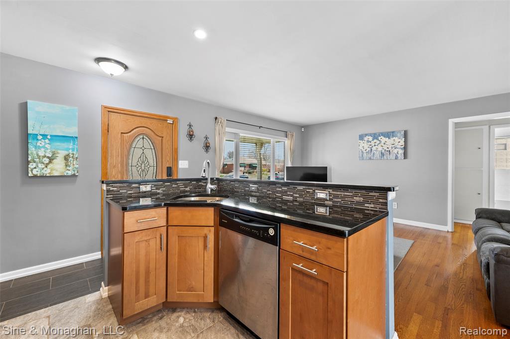 3903 Mark Orr Road Royal Oak, MI 48073 - Photo 7 of 37 Gallery Image 7
