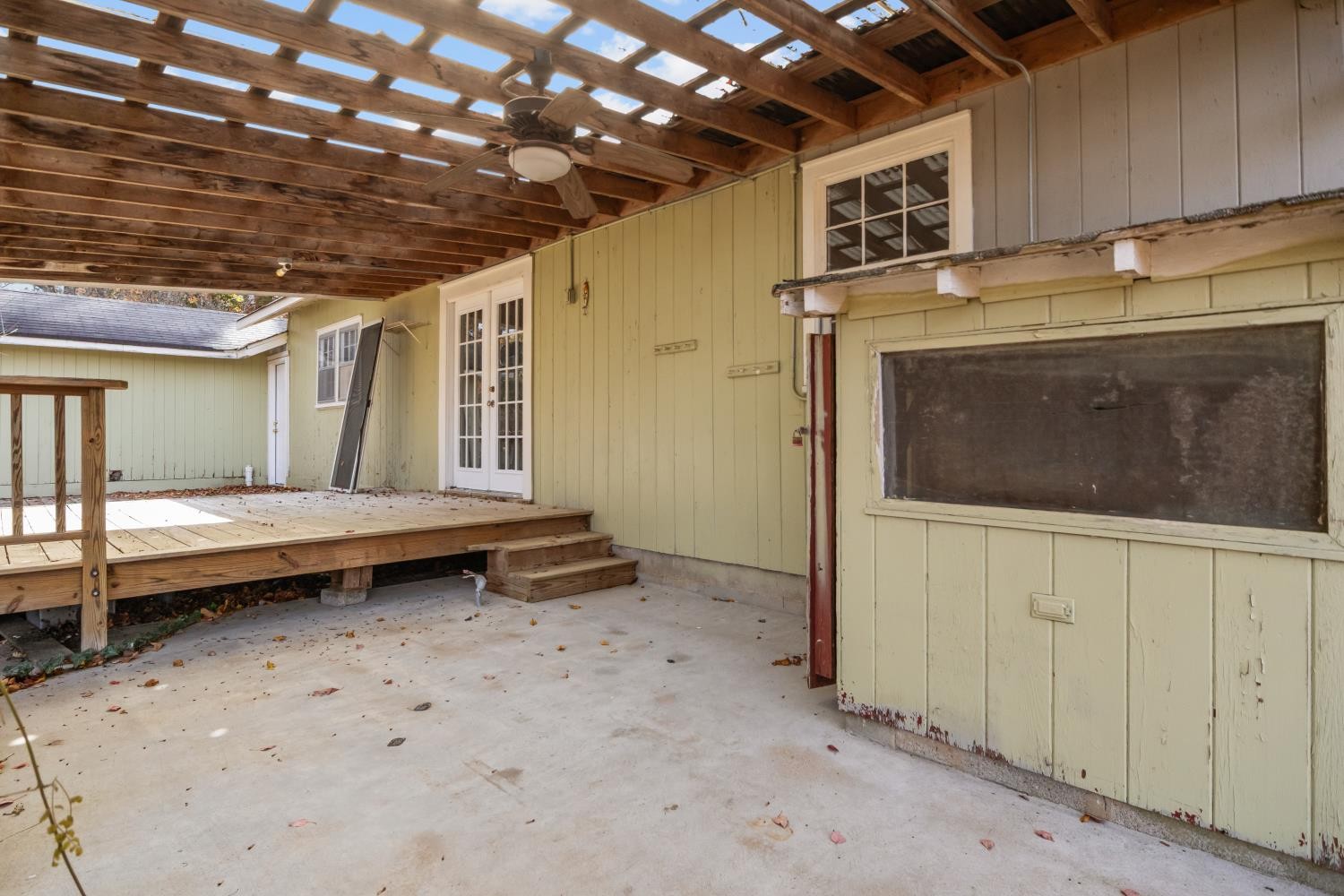 1260 Clydeton Road Waverly, TN 37185 - Photo 28 of 41 a view of livingroom with furniture