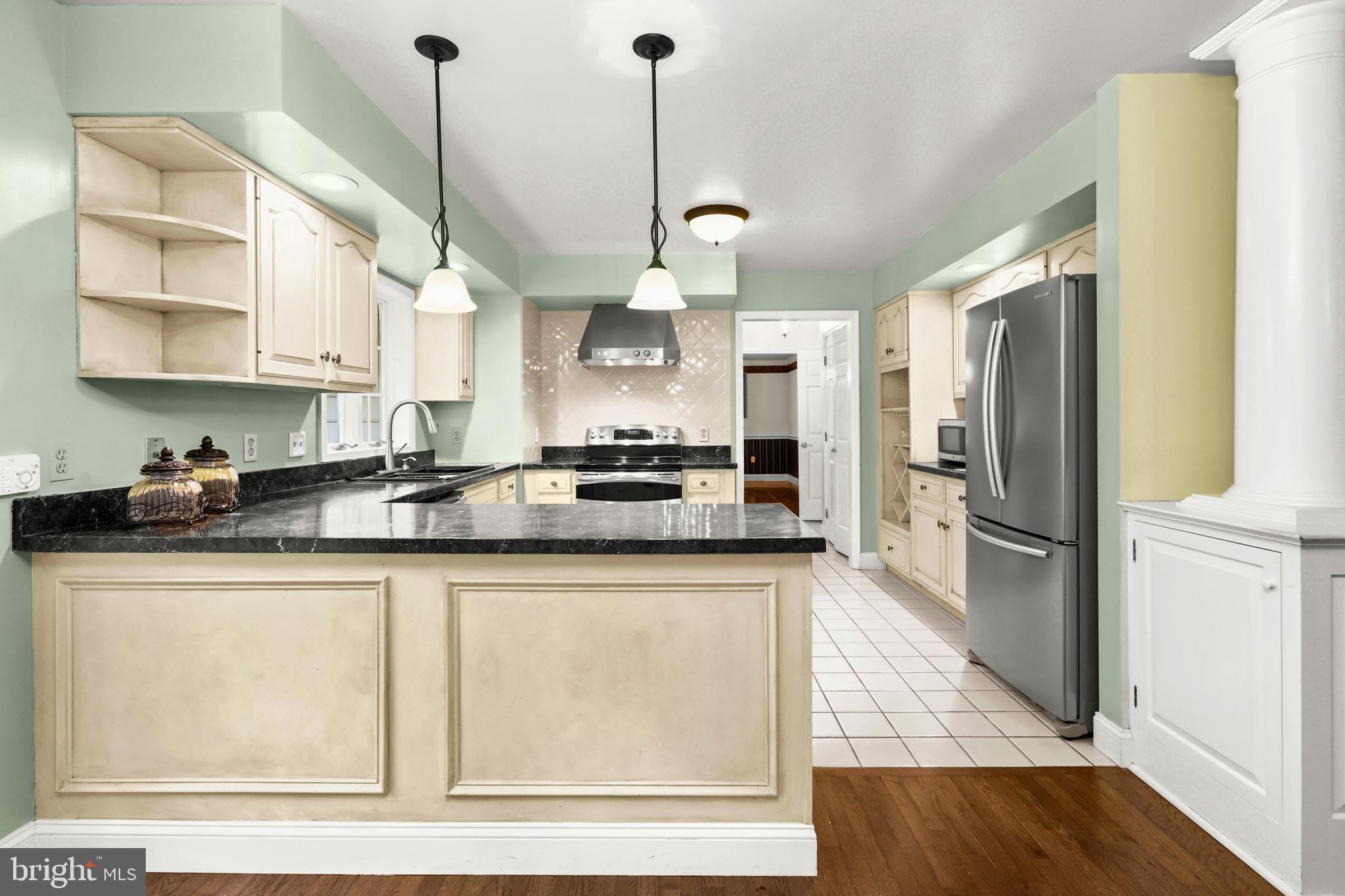 5602 Patterson Road Baldwin, MD 21013 - Photo 51 of 88 Kitchen with peninsula with pendant lights
