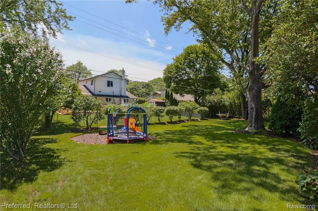 35977 Curtis Road Livonia, MI 48152 - Photo 41 of 42 41IMG_5626.jpg