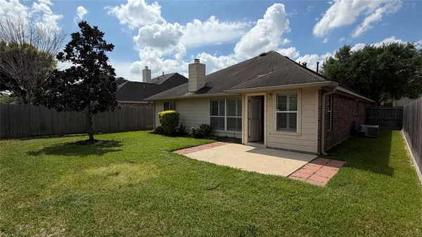 a view of a yard in front of house
