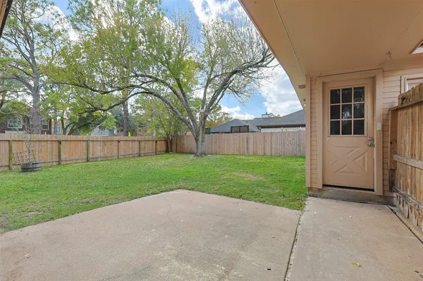 a view of a house with backyard and garden