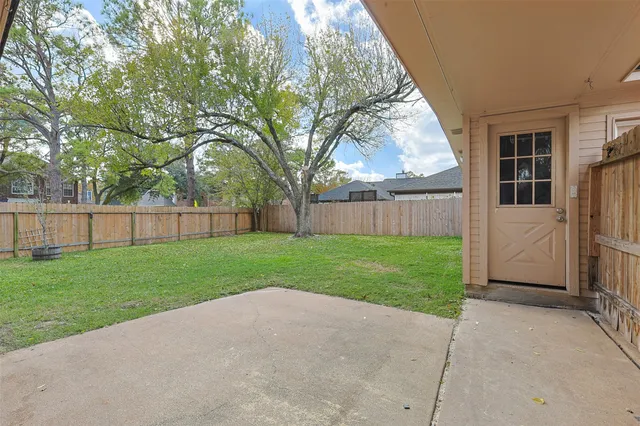 a view of a house with backyard and garden