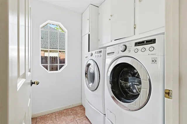 a view of entryway with washer and dryer