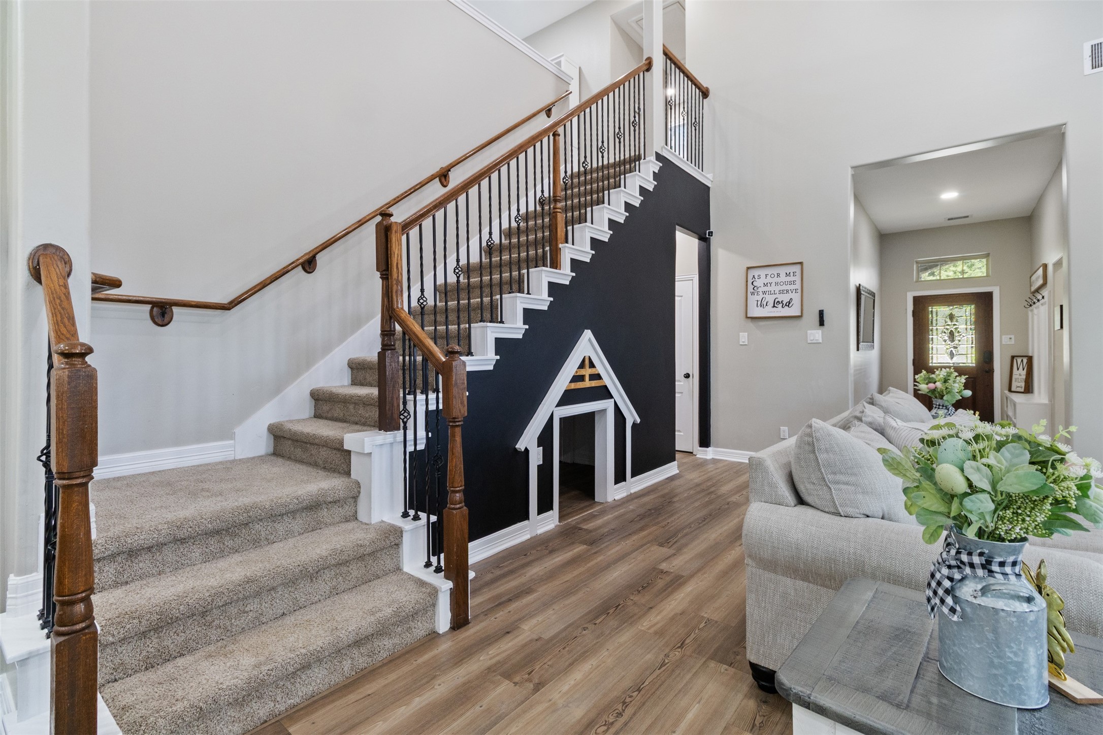 7927 Needlepoint Road Baytown, TX 77521 - Photo 7 of 46 a view of entryway and hall with wooden floor
