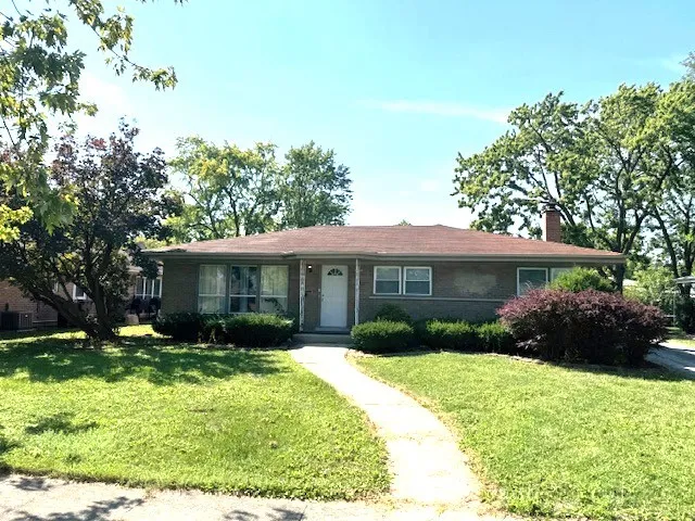a view of a house with yard and plants