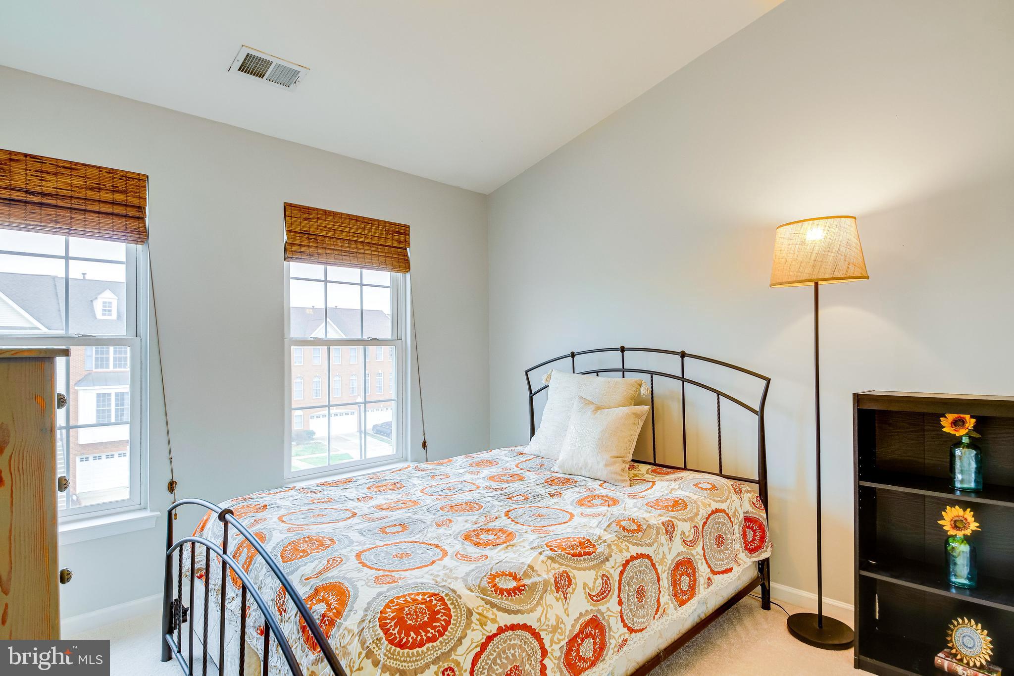 25374 McIntyre Square Chantilly, VA 20152 - Photo 21 of 32 Secondary Bedroom w/ walk-in & custom Roman Shades