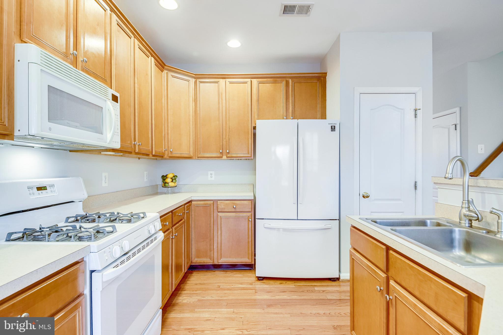 25374 McIntyre Square Chantilly, VA 20152 - Photo 10 of 32 Samsung Fridge (2020)