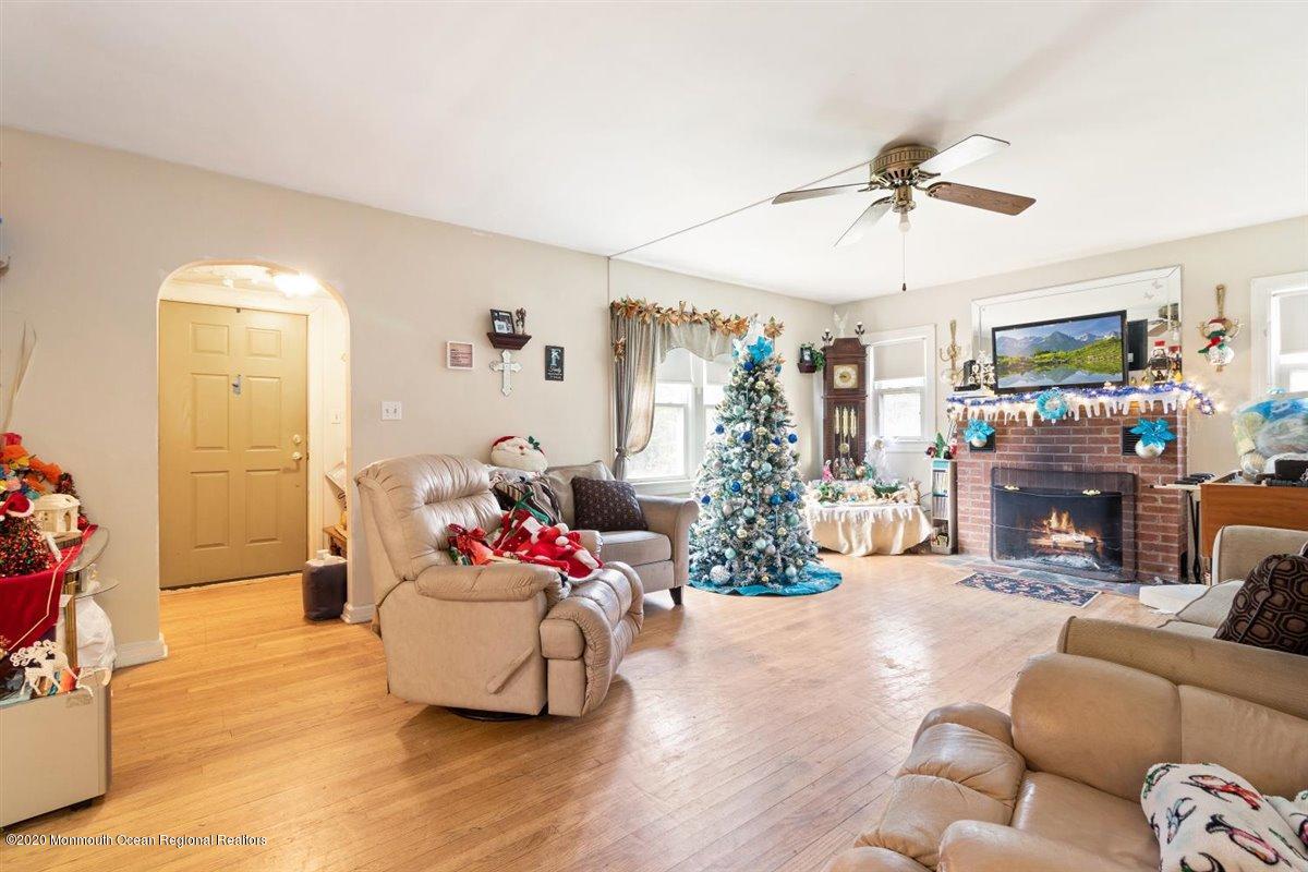 321 Pfister Road Jackson, NJ 08527 - Photo 13 of 30 a living room with furniture and a flat screen tv