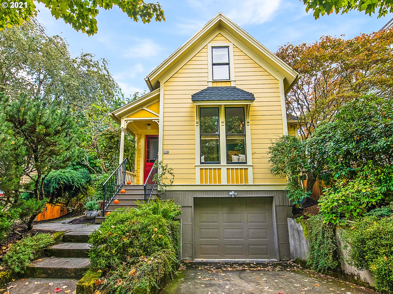 124 Southwest Meade Street Portland, OR 97201 - Photo 2 of 32 a front view of a house