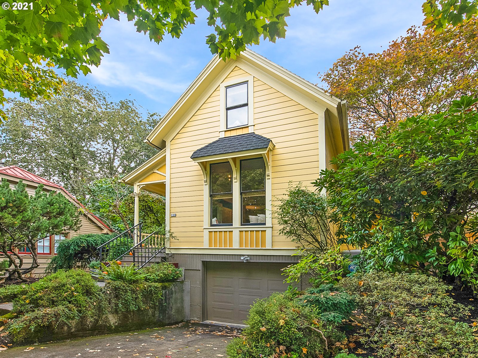 124 Southwest Meade Street Portland, OR 97201 - Photo 3 of 32 a view of front a house and a yard