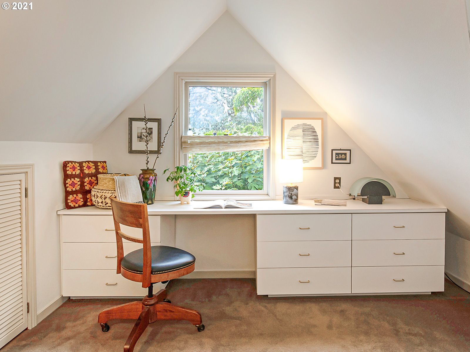 124 Southwest Meade Street Portland, OR 97201 - Photo 22 of 32 a room with a chair and a window