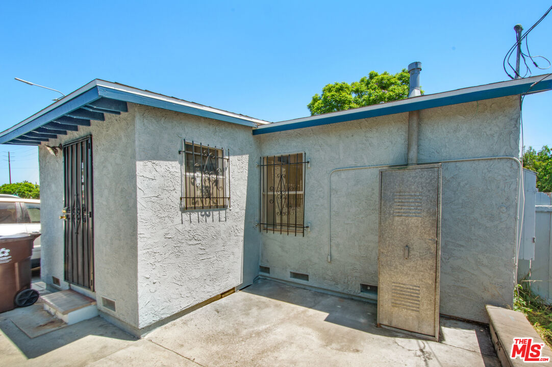 521 South Bullis Road Compton, CA 90221 - Photo 15 of 16 a backyard of a house