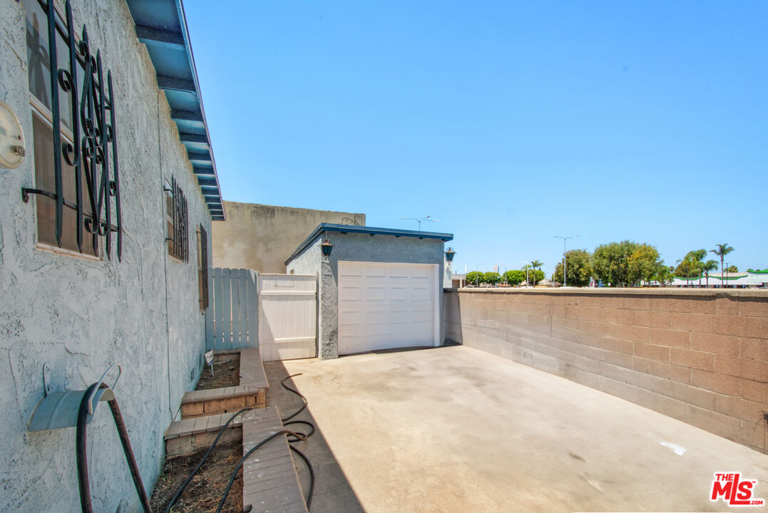 521 South Bullis Road Compton, CA 90221 - Photo 3 of 16 a view of balcony and space