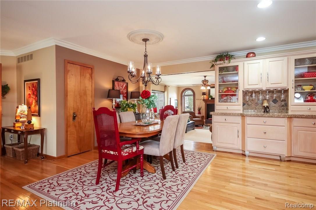 606 East Coon Lake Road Howell, MI 48843 - Photo 10 of 64 010-Dining_Room-5582699-medium.jpg