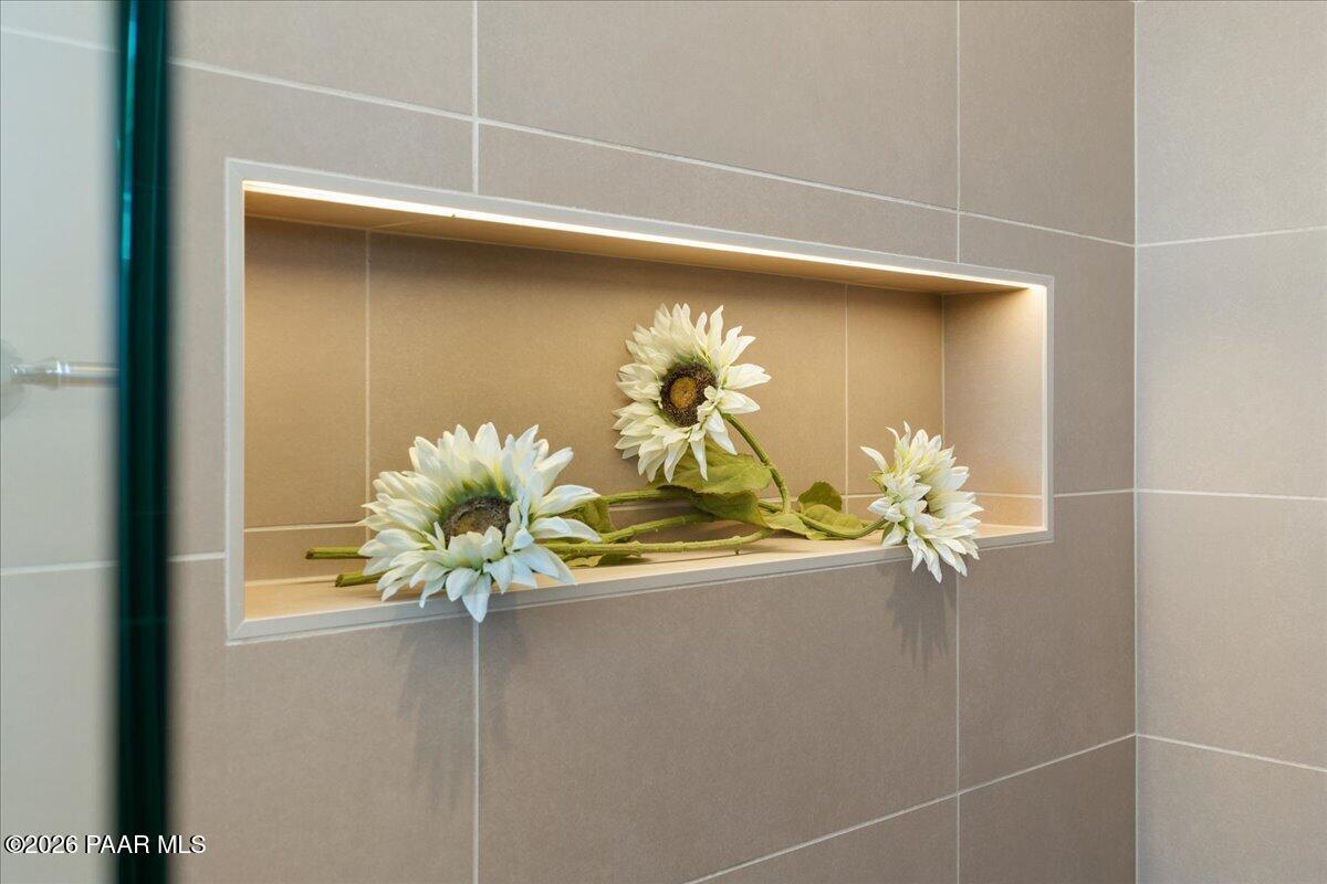 5219 Dells Point Road Prescott, AZ 86301 - Photo 26 of 43 Primary shower niche