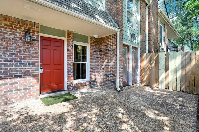 a view of a back yard of the building