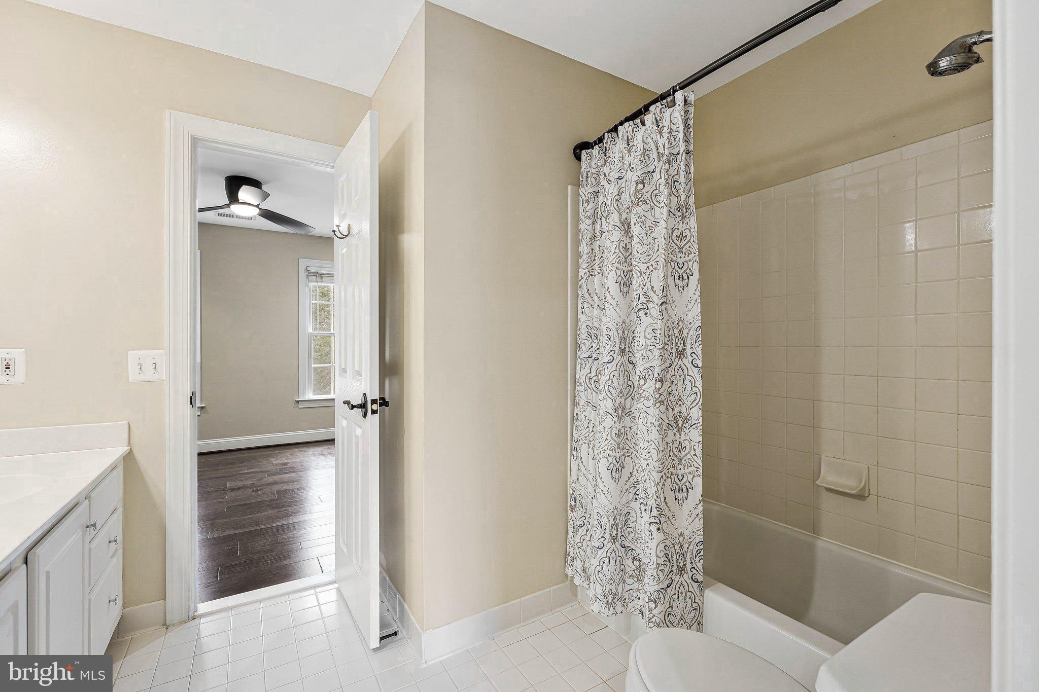 8138 Rondelay Lane Fairfax Station, VA 22039 - Photo 35 of 64 Jack and Jill Full Bath