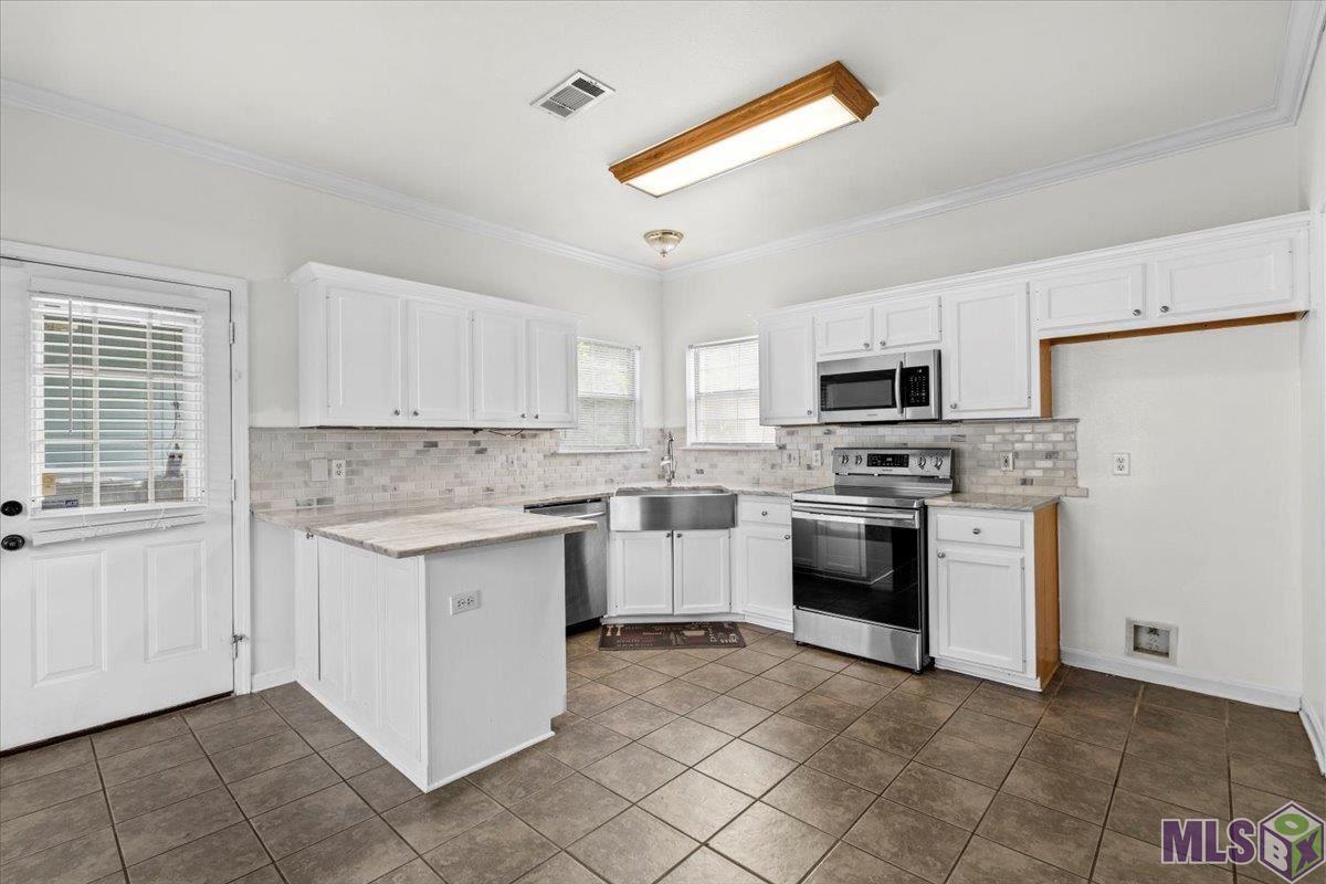 9824 Blakemore Avenue Baton Rouge, LA 70810 - Photo 3 of 20 Gallery Image 3