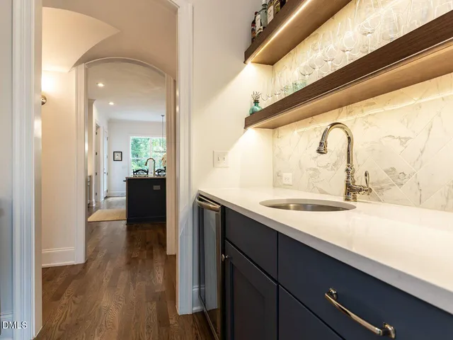 a large kitchen with kitchen island a large island in it