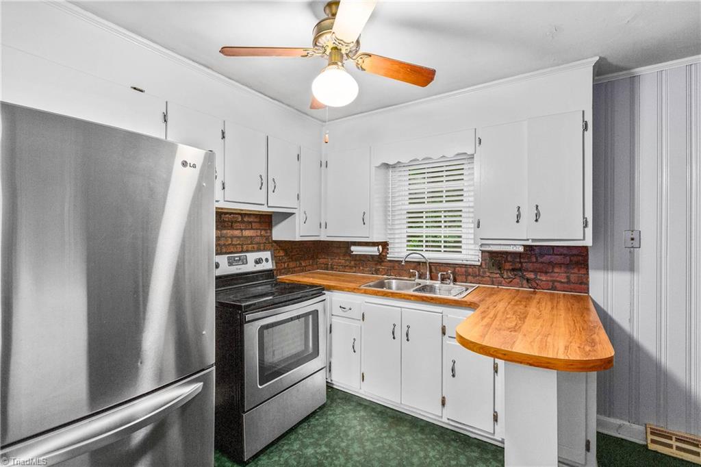 4106 Whitfield Road Winston-Salem, NC 27105 - Photo 8 of 25 Kitchen