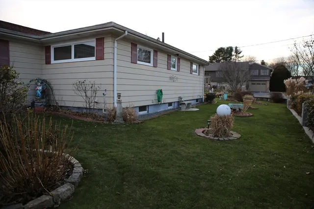a view of a house with backyard and garden