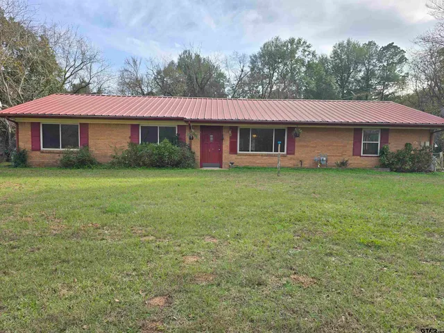 a view of a yard in front of a house