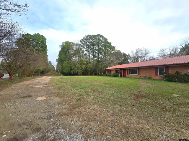 a view of a house with a backyard