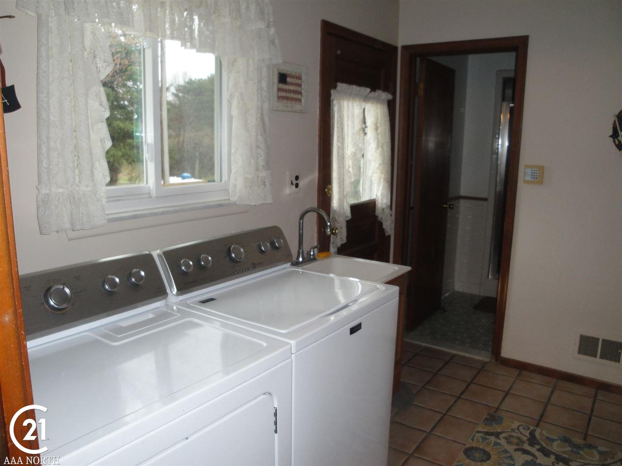 5249 Sandhill Road Almont, MI 48003 - Photo 13 of 31 31378072-12.JPG