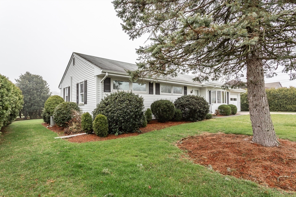 141 Kaufman Road Somerset, MA 02726 - Photo 2 of 26 a front view of a house with a garden