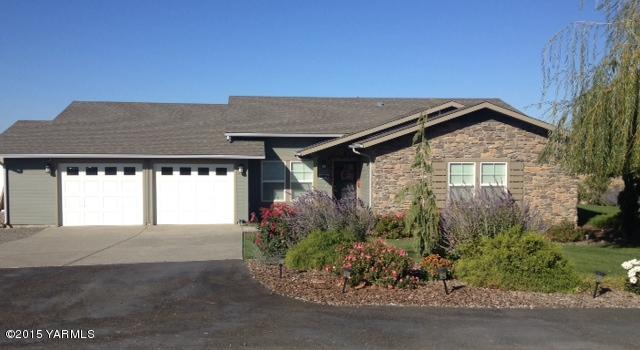 5305 Lombard Loop Road Zillah, WA 98953 - Photo 1 of 27 a house view with a garden space