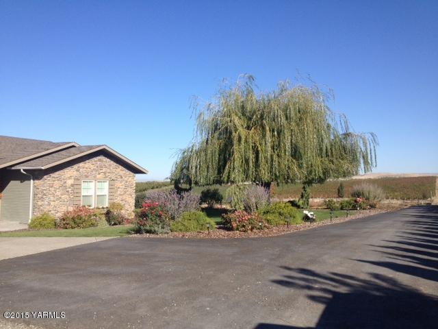 5305 Lombard Loop Road Zillah, WA 98953 - Photo 2 of 27 a front view of a house with a yard