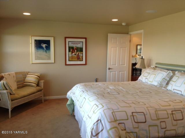 5305 Lombard Loop Road Zillah, WA 98953 - Photo 17 of 27 a bedroom with a bed and a couch