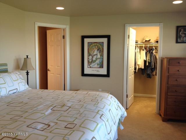 5305 Lombard Loop Road Zillah, WA 98953 - Photo 19 of 27 a bedroom with a bed and a mirror