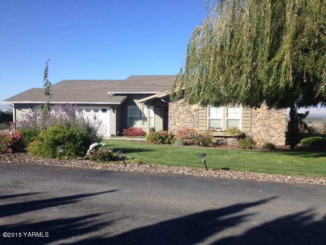 5305 Lombard Loop Road Zillah, WA 98953 - Photo 3 of 27 a front view of a house with a yard