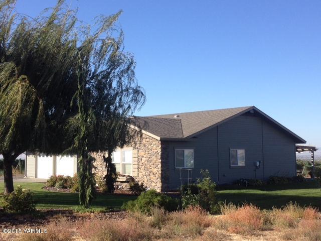 5305 Lombard Loop Road Zillah, WA 98953 - Photo 4 of 27 a view of house with yard and green space
