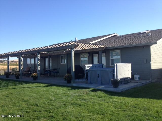 5305 Lombard Loop Road Zillah, WA 98953 - Photo 8 of 27 a view of a house with a yard porch and sitting area