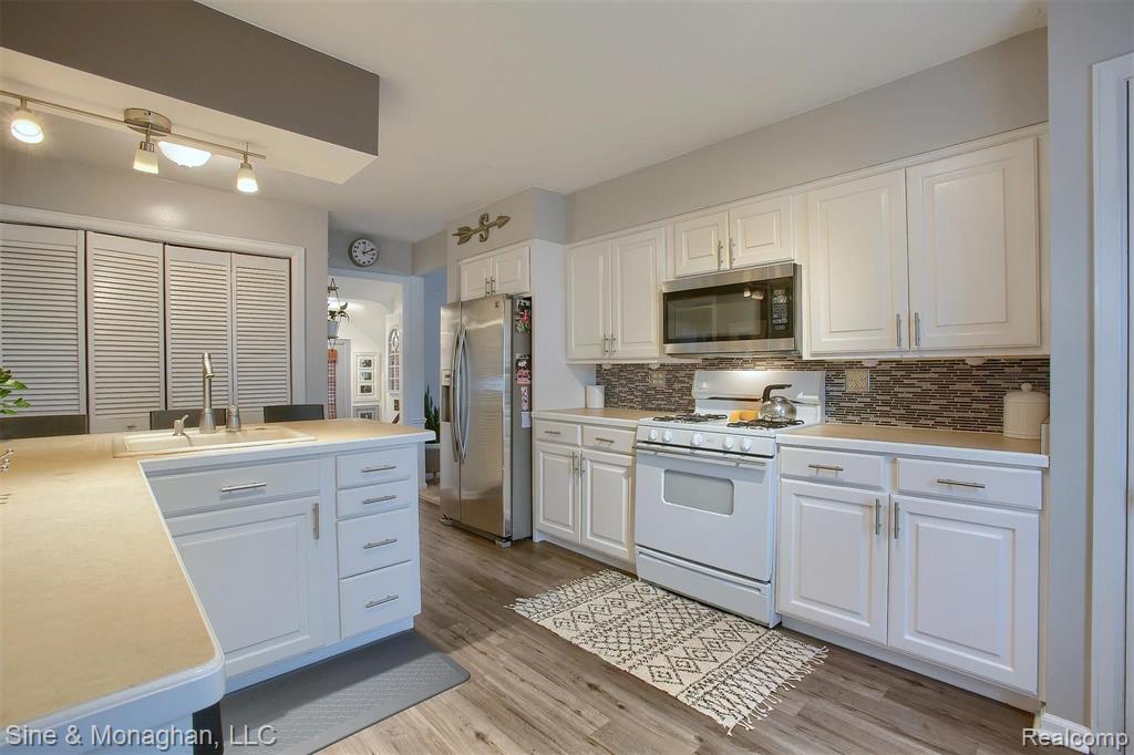 2110 Hampton Road Grosse Pointe Woods, MI 48236 - Photo 7 of 31