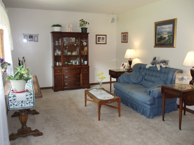 149 Swanson Road Sycamore, IL 60178 - Photo 2 of 22 a living room with furniture and a lamp