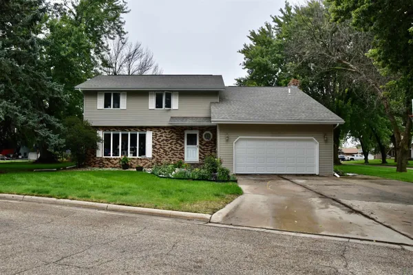 $325,000 | 107 Circle Drive, Sibley, IA 51249