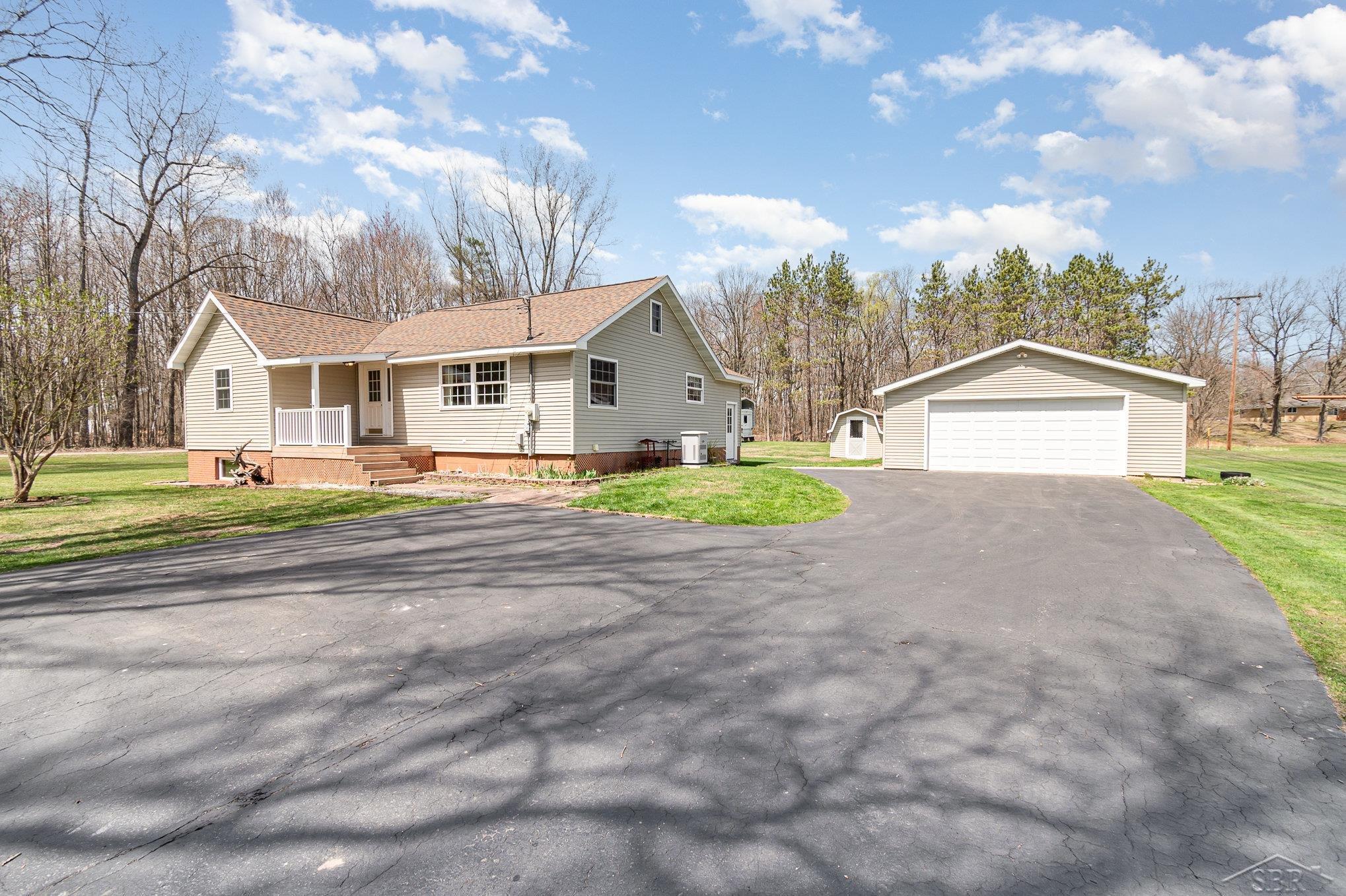 1183 East Stewart Road Midland, MI 48640 - Photo 2 of 24 50173011-1dbaa56a-2f68-4a9f-bd84-54ac8240999e.JPG