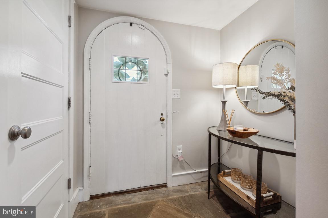 6003 Lakeview Road Baltimore, MD 21210 - Photo 4 of 41 Gallery Image 4
