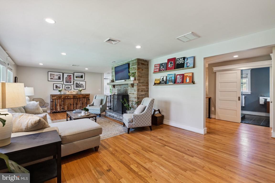 6003 Lakeview Road Baltimore, MD 21210 - Photo 7 of 41 Look at those hardwood floors!