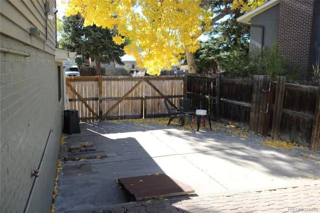 a view of a backyard