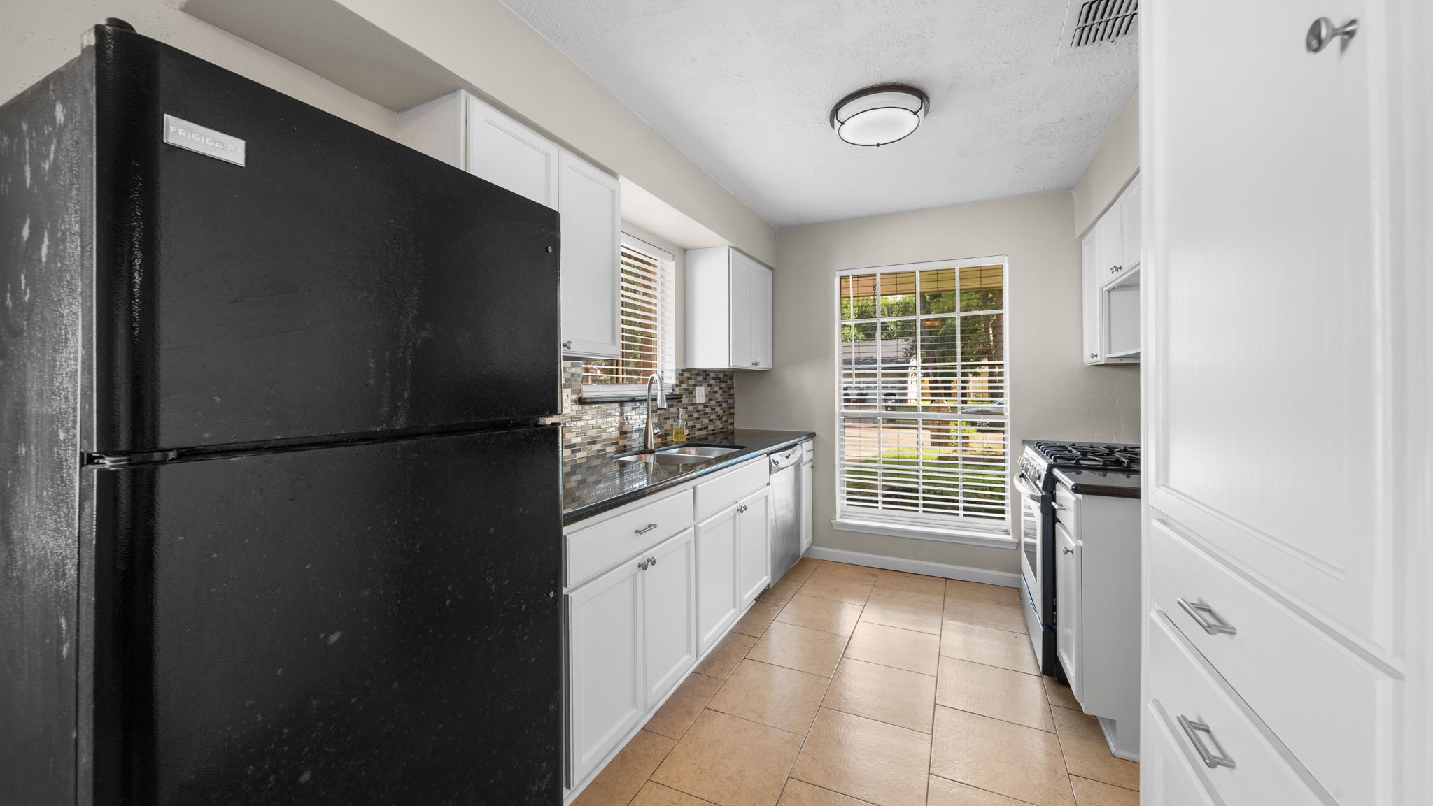 9631 Crail Drive Spring, TX 77379 - Photo 13 of 29 Kitchen with granite countertops and gas range