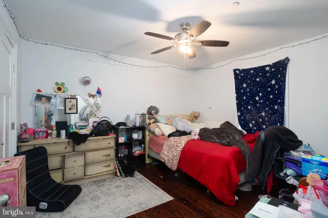 a bed room with bed and closet